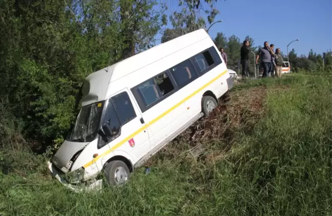 Adana'da Trafik Kazası: 13 Öğrenci Yaralı