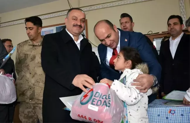 Dicle Elektrik'ten minik öğrencilere karne hediyesi