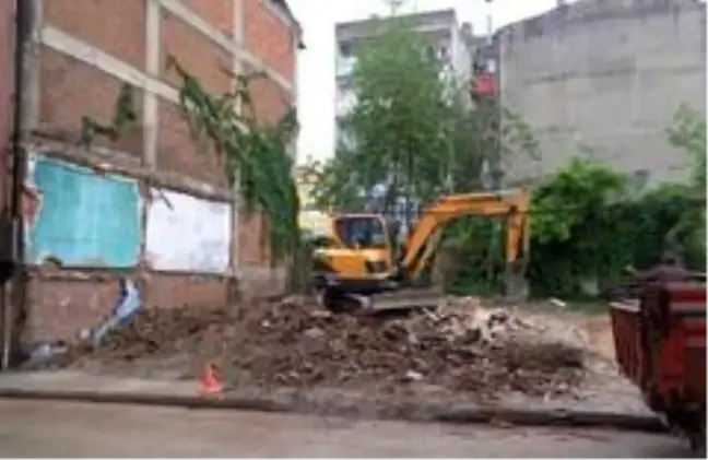 Tehlike arz eden metrûk bina yıkıldı