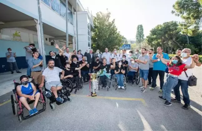 Şampiyon İzmir BŞB'ye coşkulu karşılama