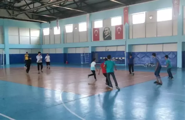 Yaz Kur'an kursu öğrencileri dini eğitimlerinin yanında yaptıkları sportif faaliyetlerle güzel vakit geçiriyor