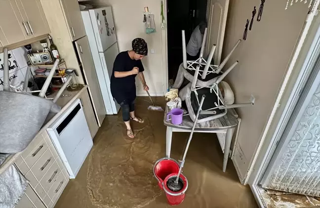 Çayırova'da kuvvetli yağış su baskınlarına yol açtı