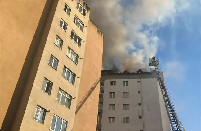 Kağıthane'de 13 Katlı Binanın Çatısında Çıkan Yangın Söndürüldü