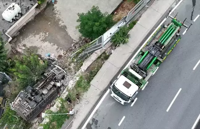 Başakşehir'de kamyonet demir korkulukları aşarak bahçeye düştü