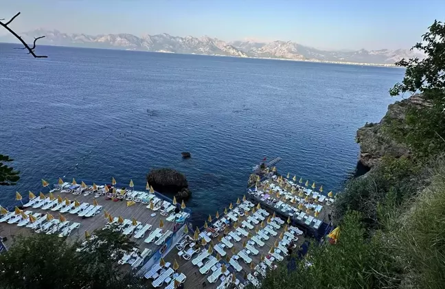 Antalya'da Mavi Bayraklı Plaj İnciraltı, Deniz Canlılarıyla Yüzme Fırsatı Sunuyor