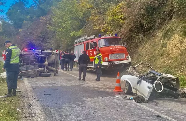 Sinop'ta Otomobil Kazası: 3 Yaralı