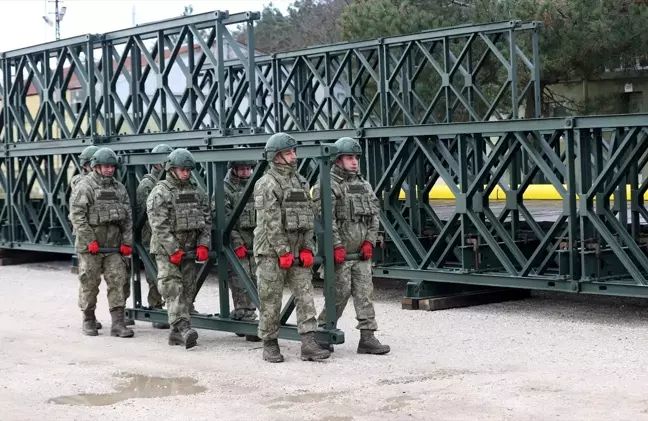 Türk Silahlı Kuvvetleri Polonya'da Sel Felaketi İçin Geçici Köprü Kuruyor