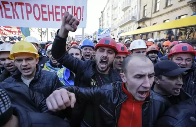 Ukrayna'da Madenciler Greve Gidiyor