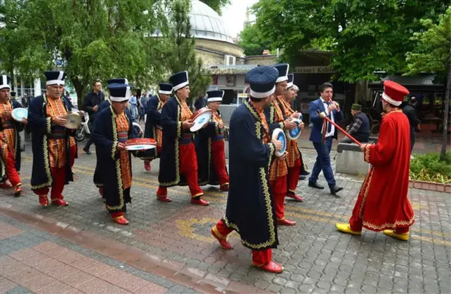 İşitme Engellilerden İşaret Diliyle İstiklal Marşı