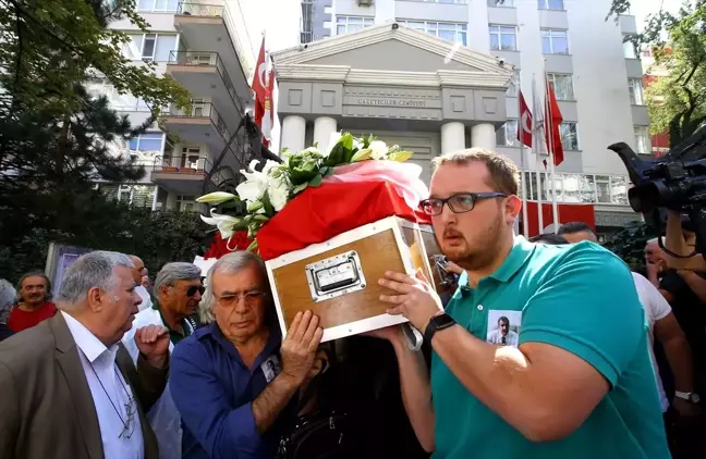 Gazeteci Duru son yolculuğa uğurlandı