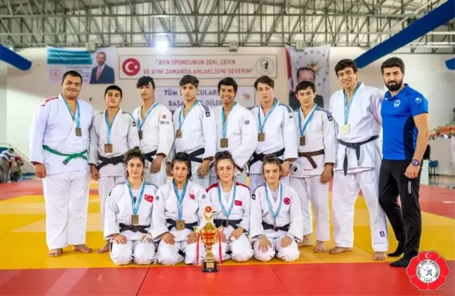 Kağıtspor'dan madalya yağmuru