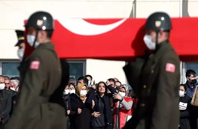 Sevdiğine son bakış! Şehitlerin uğurlandığı törene 1 yaşındaki oğluyla kalan acılı eşin bakışları damga vurdu