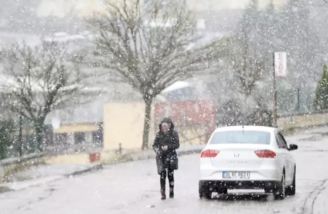 Sakarya'da kar yağışı etkili oluyor