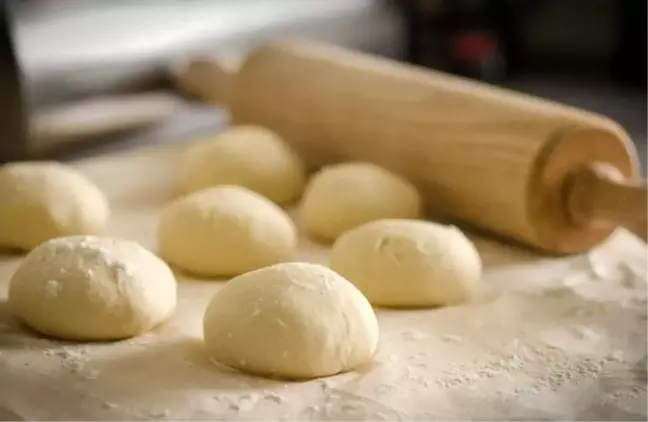 Pizza hamuru tarifi: Masterchef Pizza hamuru nasıl açılır? Pizza hamuru nasıl yapılıyor? Pizza hangi ülkenin yemeği? Pizza için gerekli malzemeler!