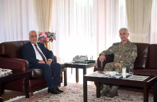 Tümgeneral Tevfik Algan, Atatürk Üniversitesi Rektörü Prof. Dr. Ömer Çomaklı'ya iade-i ziyarette bulundu