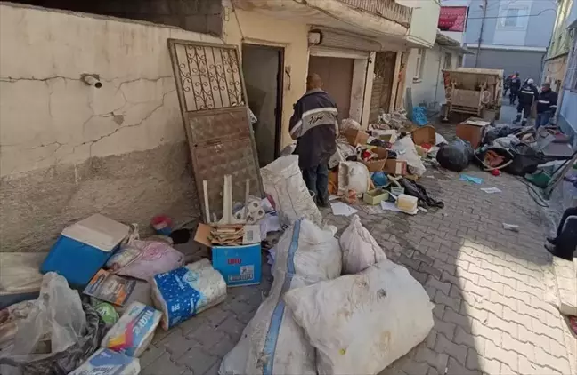 Adana'da 3 Katlı Evden 10 Kamyon Çöp Çıkarıldı