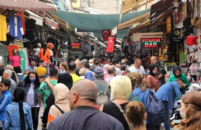 İzmir'de Tarihi Kemeraltı Çarşısı'nda Bayram Alışverişi Yoğunluğu