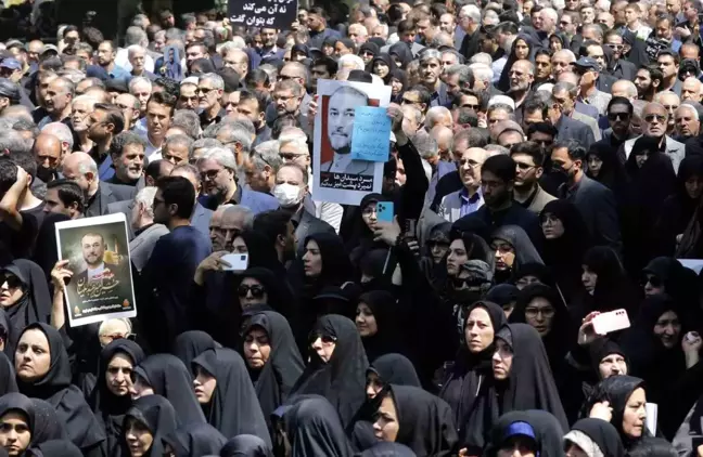 İran Dışişleri Bakanı Abdullahiyan Şah Abdulazim Türbesi'ne defnedildi