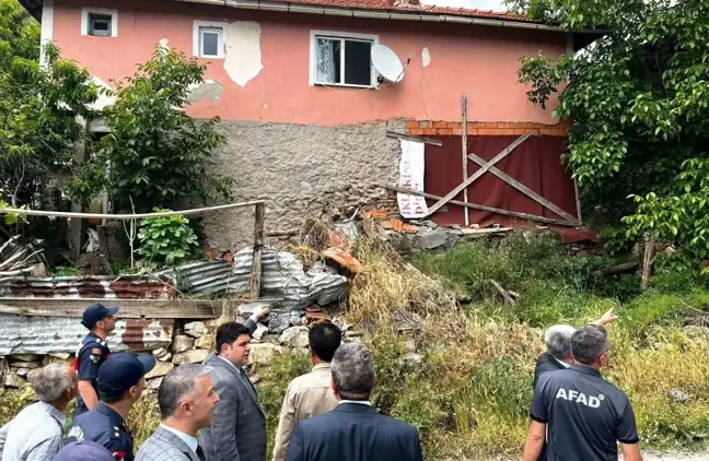 Kütahya'da heyelan nedeniyle yıkılması gereken binalar incelendi