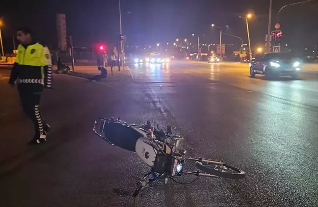 İnegöl'de Motosiklet ve Otomobil Çarpıştı: 2 Yaralı