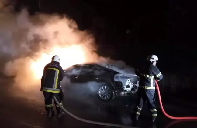 Hatay'da Otomobil Yangını itfaiye Ekipleri Tarafından Söndürüldü