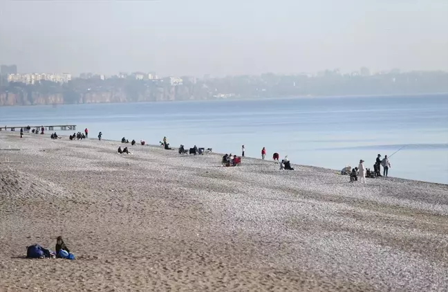 Antalya'da Güzel Havada Sahil Yoğunluğu