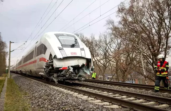 Hamburg'da Tren ve Tır Çarpıştı: 1 Ölü, 25 Yaralı