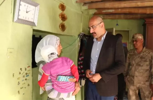 Kaymakam Aydın'dan Üzerine Çay Dökülen Çocuğun Ailesine Ziyaret
