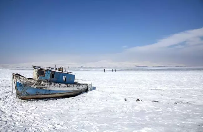 Bitlis'teki Nazik Gölü'nün yüzeyi buzla kaplandı