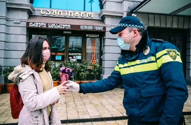 Gürcistan'da polis kadın sürücülere çiçek dağıttı
