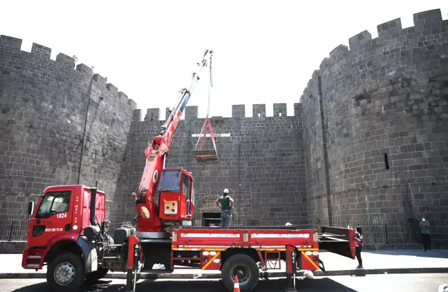 Diyarbakır Surları'ndaki tarihi Dağkapı 79 yıl sonra yerine takılıyor