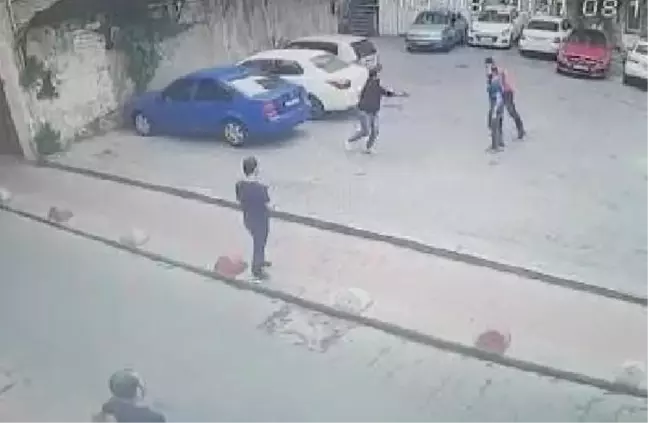 Beyoğlu'nda 1 kişinin öldüğü 2 kişinin yaralandığı silahlı kavga kamerada
