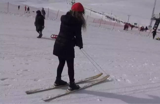 Şenlikte gürgen ağacından yapılan ipli kayakla kaydılar