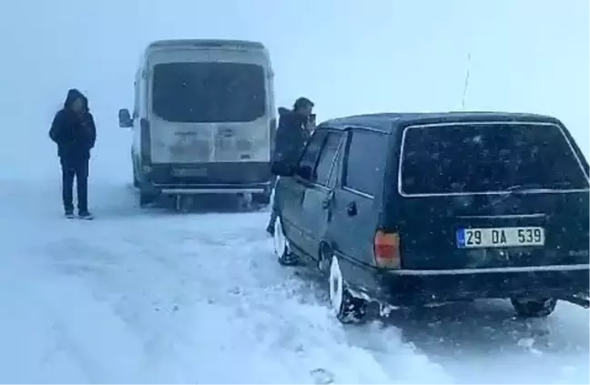 Erzurum-Tekman karayolunda mahsur kalan sürücüler kurtarıldı