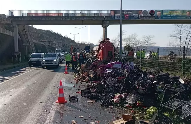Trabzon'da sebze yüklü tırın üst geçide çarpması sonucu sürücü hayatını kaybetti