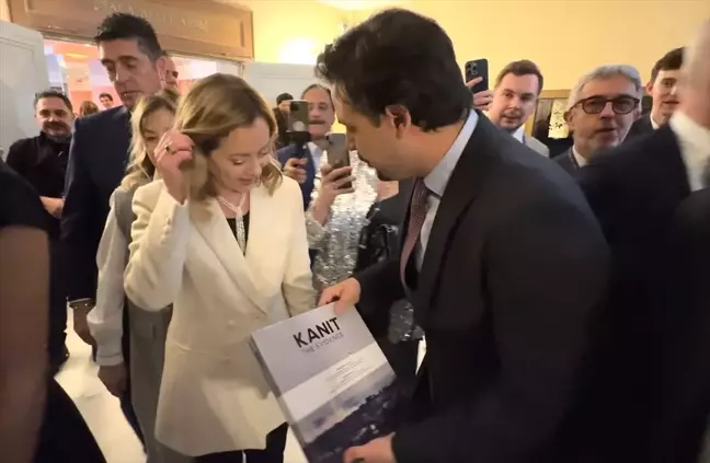 İtalya Başbakanı Gazze'deki İsrail saldırılarını belgeleyen 'Kanıt' kitabını inceledi