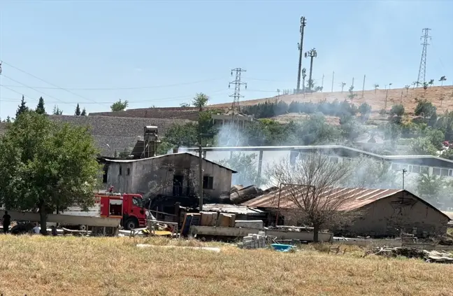 Elazığ'da geri dönüşüm malzemelerinin bulunduğu depoda çıkan yangın söndürüldü