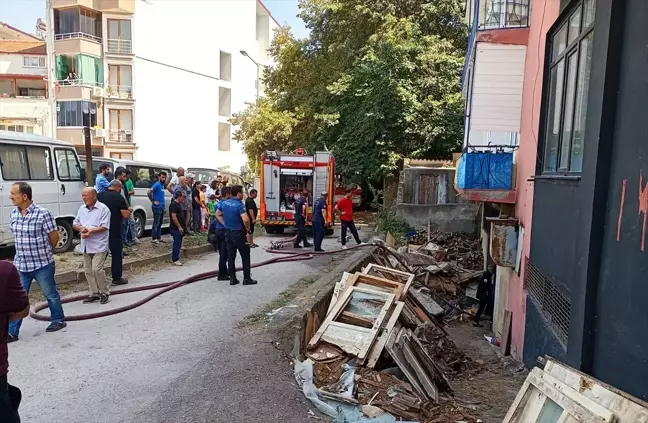 Karamürsel'de bir depoda çıkan yangın hasara neden oldu