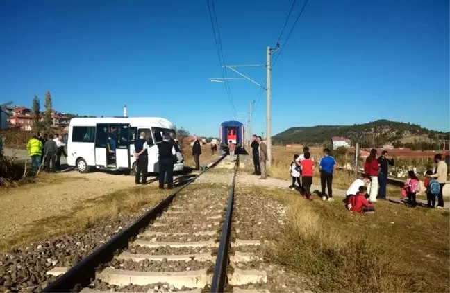 Kütahya'da Öğrenci Servisi Trenle Çarpıştı, Yaralı Yok