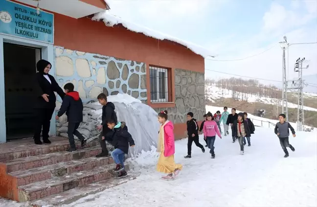 Fedakar Öğretmen Merve Akkurt, Soba ile Isınan Sınıfında Öğrencilerine Geleceği Hazırlıyor