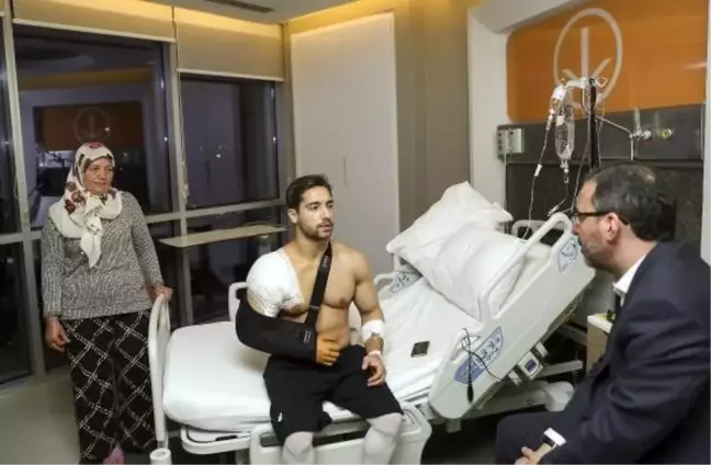Bakan Kasapoğlu'ndan İbrahim Çolak'a 'geçmiş olsun' ziyareti