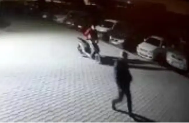 Son dakika! Kısıtlamada motosiklet çalan hırsızlar kamerada