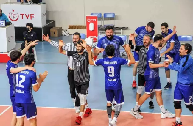 Karacabey Belediyespor voleybolda rakip tanımıyor