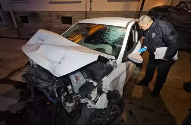 Adana'da Kavşakta Otomobiller Çarpıştı: 2 Yaralı