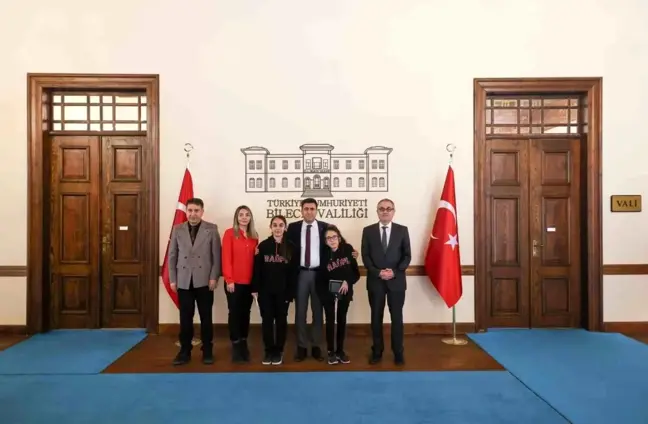 Bilecik Refik Arslan Öztürk Fen Lisesi Öğrencileri Skolyoz Farkındalığı Projesini Vali'ye Sundu