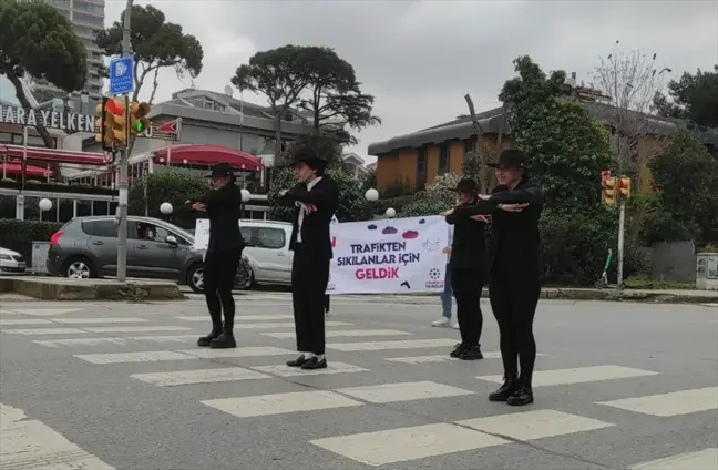 Kadıköy'de Trafikte Moonwalk Dansı