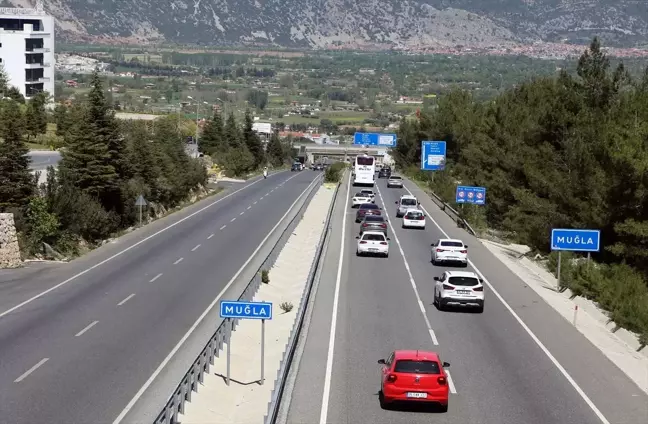 Ramazan Bayramı tatilinde Muğla ve Antalya'da uzun araç kuyrukları oluştu