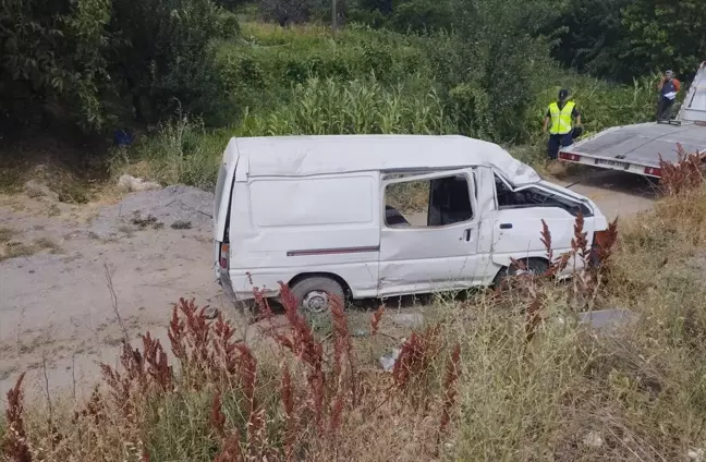 Afyonkarahisar'da kamyonet şarampole devrildi: 5 yaralı