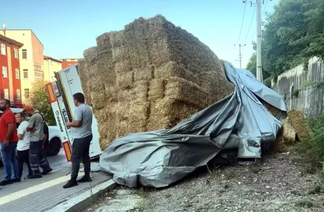 Bartın'da kavşağa hızlı giren saman yüklü tır devrildi