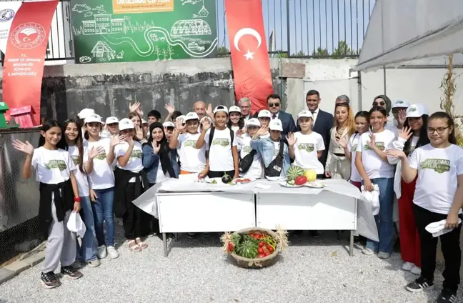 Kütahya Valisi Musa Işın, 'Okuldaki Çiftlik Projesi' hasat programına katıldı